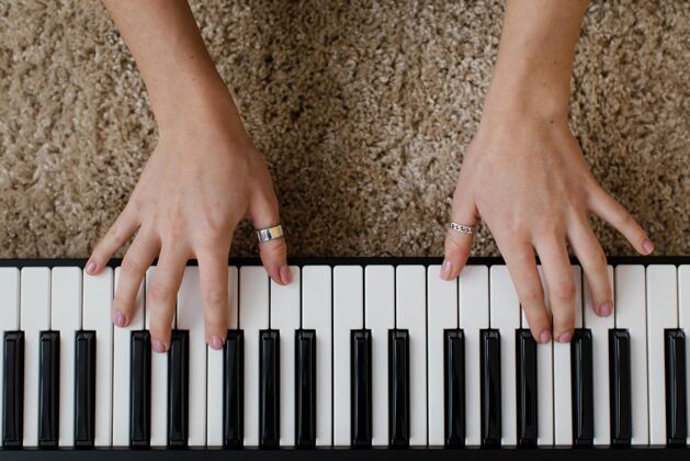 音乐家女音乐家弹奏钢琴键盘俯视图声音顶视图女人