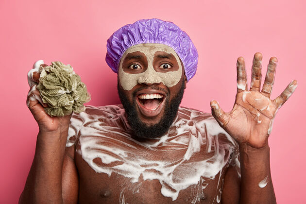 泡沫美国黑人戴着泥面具 表达积极情绪非洲浴室洗脸