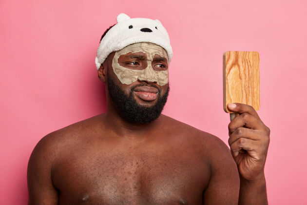 不开心美国黑人戴着泥面具 表达积极情绪情绪淋浴男人
