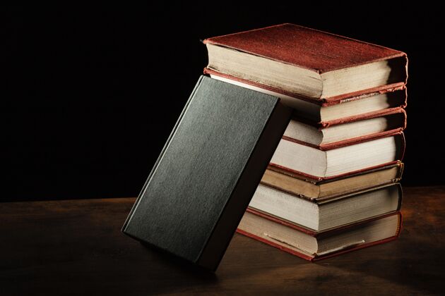 知识书堆在木桌上教育分类阅读