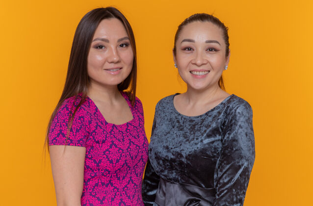 国际两位快乐微笑的亚洲女性看着镜头庆祝国际妇女节女人亚洲人节日