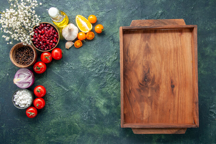 顶部顶视图新鲜的红色西红柿与木制书桌上的深蓝色背景健康餐沙拉食品彩色照片饮食免费空间背景景观水果