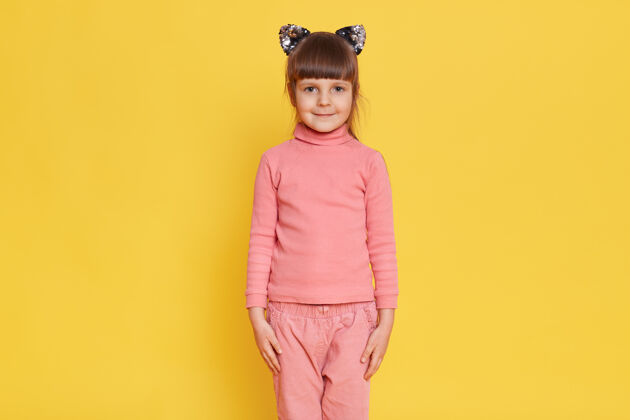 粉色欧洲可爱的小女孩儿摆着黄色的猫耳朵红发冷静室内