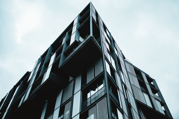 窗户低角度拍摄的现代建筑与玻璃窗金融城市未来