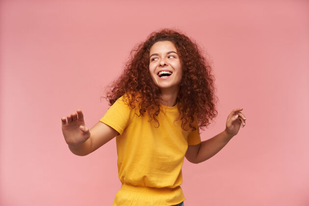 舞蹈十几岁的女孩 快乐的女人 姜黄色卷发 穿着黄色t恤青少年女士复制空间