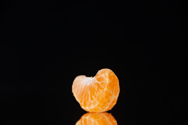 柑橘正面图黑墙上的小橘子片饮料树柑橘果汁橙子葡萄柚食用水果景观柚子