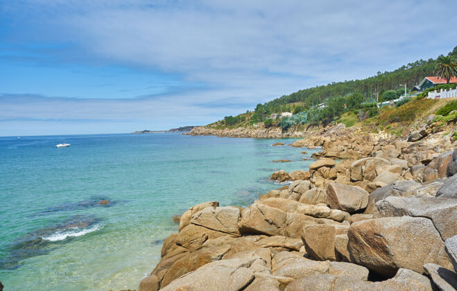 天空美丽的大海与岩石和树木一起拍摄表面海湾岩石