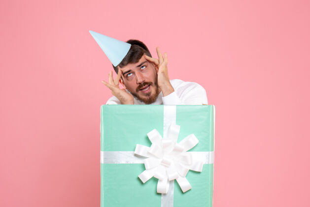包装正面图年轻男性站在礼品盒内的粉色情感圣诞合影人颜色年轻的男性人类