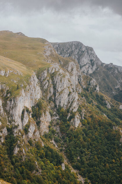 山峰高角度拍摄落基山脉在弗拉西奇 波斯尼亚在一个阴暗的日子阴郁景观风景