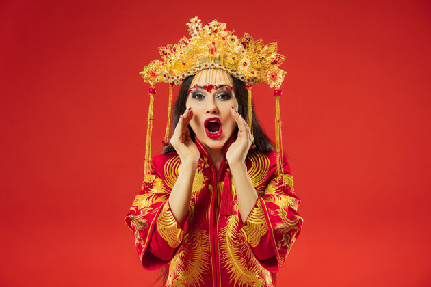 表演中国传统的优雅女子在红墙工作室中国东方优雅