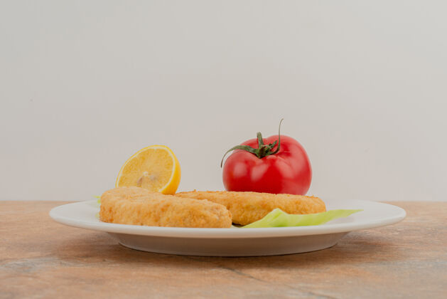 番茄西红柿 柠檬 鸡块放在白板上美味食物蔬菜