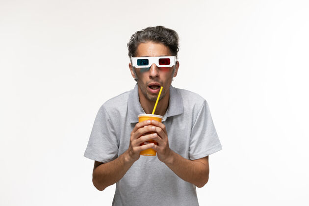 孤独正面图年轻男性饮用苏打水 戴着d墨镜在白色表面男远程电影