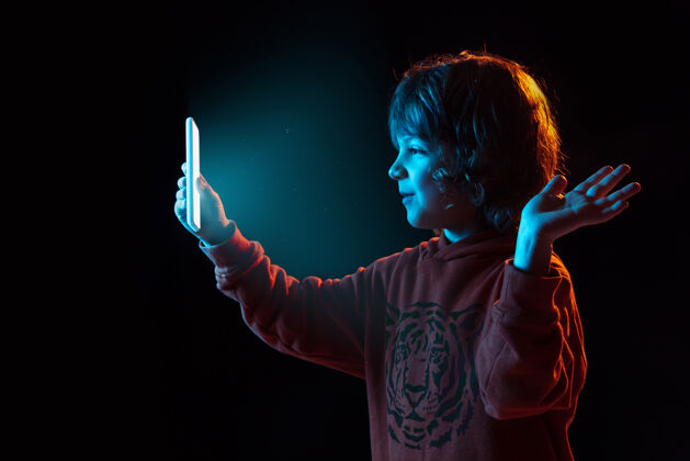 互联网男孩用智能手机上网显示快乐表情