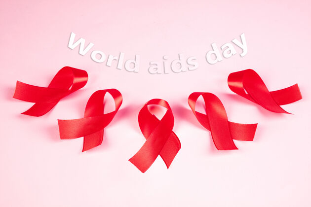 持有艾滋病宣传标志粉红色表面有红丝带癌症免疫治疗
