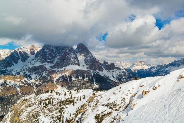 意大利在多云的天空下阿尔卑斯山美丽的山脉-伟大的壁纸阿尔卑斯山雪风景