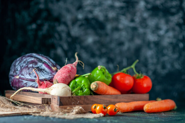 饮食前视图新鲜蔬菜萝卜西红柿胡萝卜和卷心菜上深色背景健康色蔬菜沙拉餐植物颜色萝卜胡萝卜