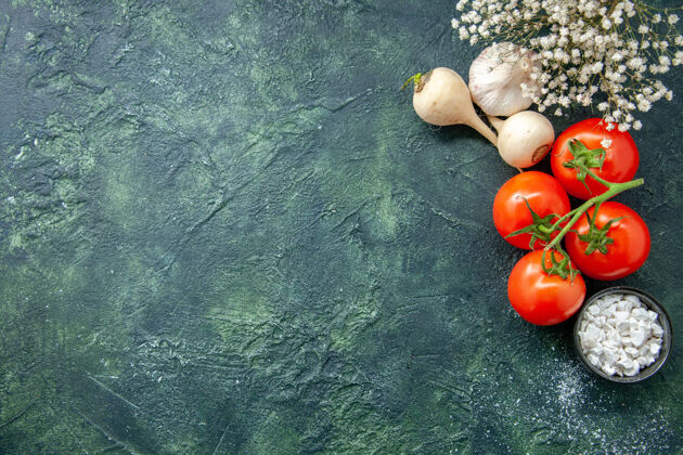 新鲜顶视图新鲜的红色西红柿与大蒜对黑暗的背景健康饮食沙拉餐食品彩色照片免费空间西红柿背景灌木