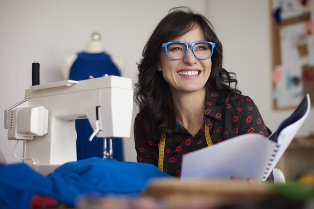 沉思在工作中笑的女人运营缝纫专业设计