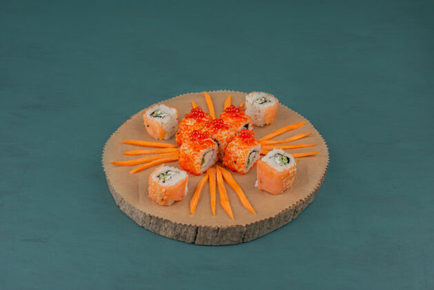 加州把寿司和胡萝卜片放在木板上搅拌鱼胡萝卜费城