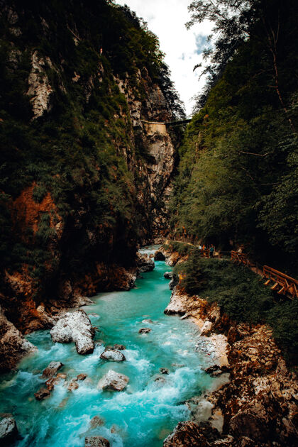 蓝色调白天在棕色和绿色的落基山之间的河流山谷河流小溪