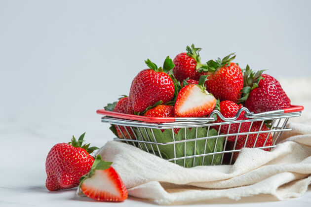 水果白底碗里的新鲜草莓有机食物晚餐