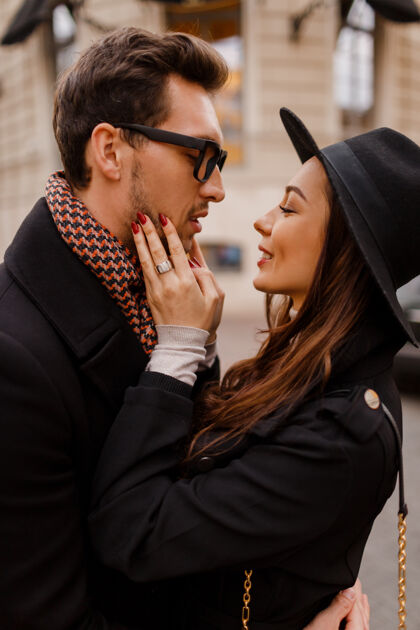 街道幸福浪漫的情侣面对面 在街上调情拥抱 一起去欧洲度蜜月伦敦一起时尚