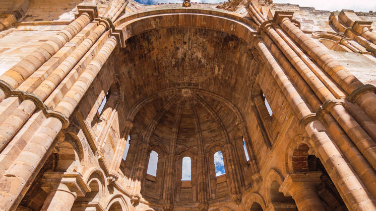 修道院低角度拍摄的克洛斯特莫鲁埃拉格拉尼亚西班牙天主教旅游文化