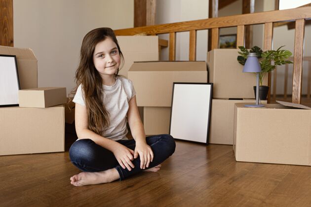 水平坐在箱子上的全镜头女孩家庭移动房子