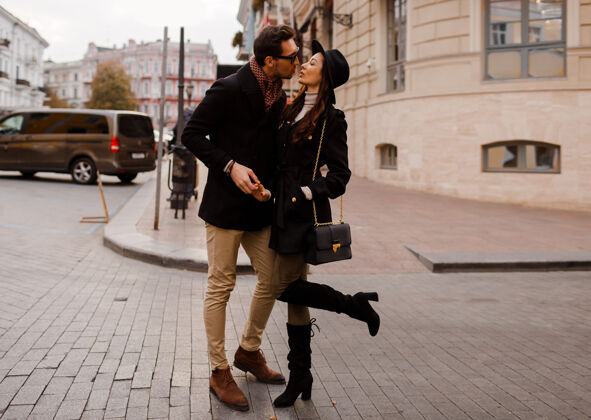 家庭在欧洲度假时 一对优雅的情侣走在街上 尽情享受 亲吻 拥抱全高魅力街道女孩