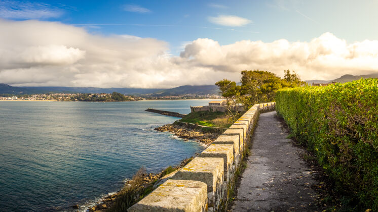 城市美丽的景色平静的大海附近的巴约纳市在西班牙老地平线城堡