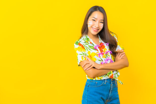 快乐美丽的亚洲年轻女子穿着彩色衬衫的画像玩年轻乐趣