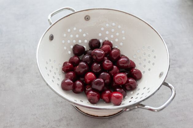 浆果特写镜头一个白碗与许多樱桃素食者小吃水果