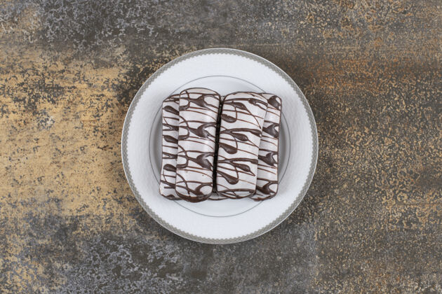 短面包白色盘子上的巧克力饼干 新鲜饼干的顶视图美味蛋卷糕点