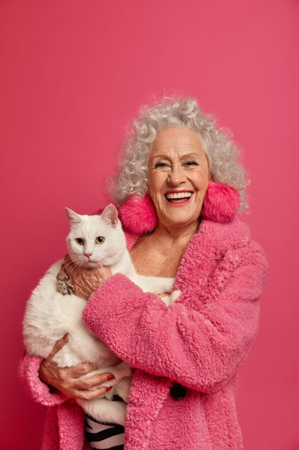 皱纹幸福的皱纹时尚奶奶与美丽的猫特写肖像智慧玩耍成熟