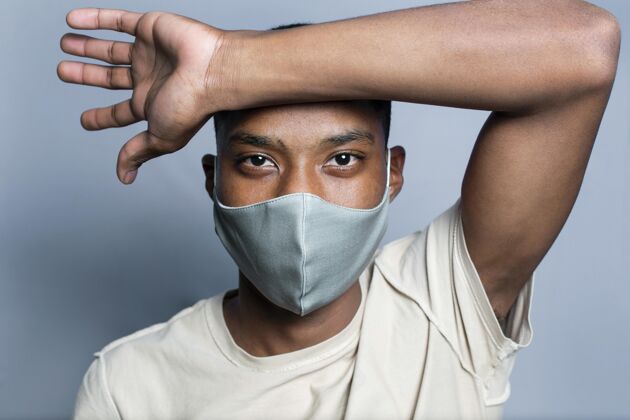 模特画像戴面具的年轻人测量冠状病毒男性