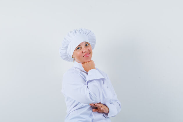 时尚一位身穿白色制服的女厨师用拳头托着下巴 看上去很理智下巴女人制服
