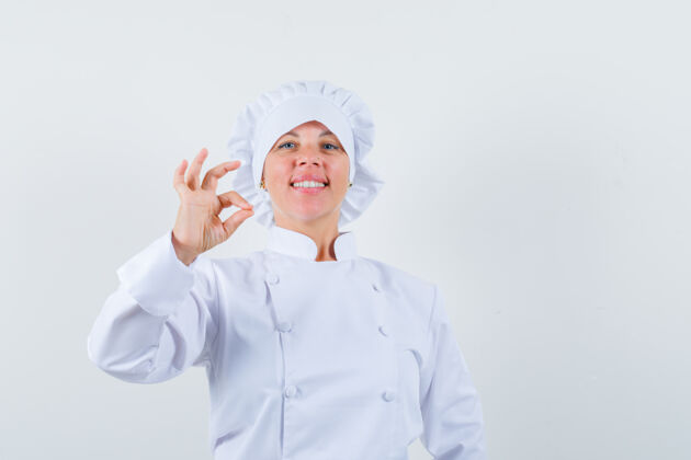 可爱一位身着白色制服的女厨师表现出良好的姿态和自信厨师肖像模特