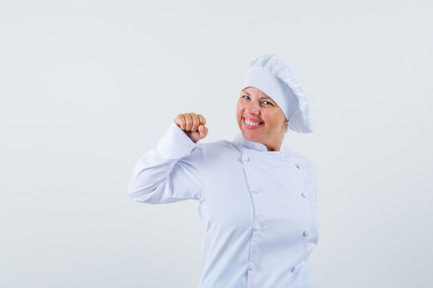 模特身着白色制服的女厨师 摆出获胜者的姿态 看上去很开心喜悦魅力学生