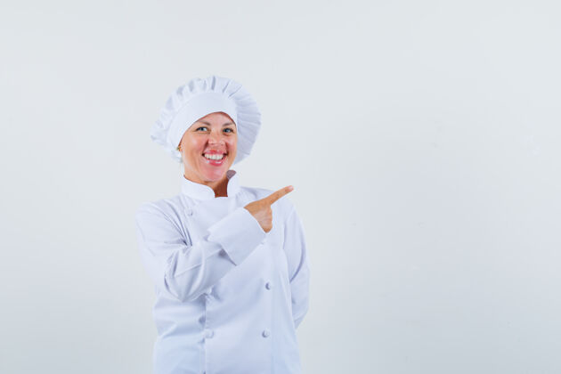 化妆品一位身穿白色制服的女厨师站在一边 看上去很高兴时尚欢乐时尚