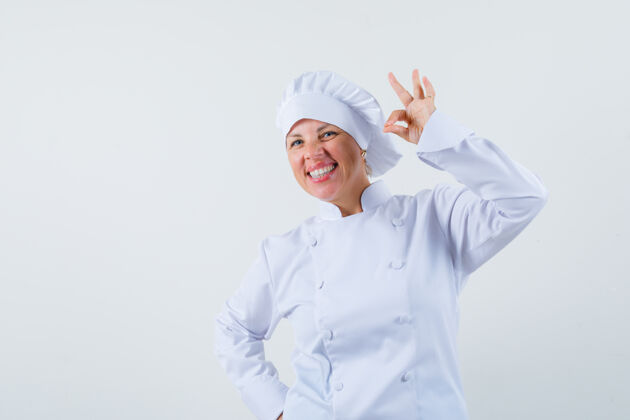 制服身着白色制服的女厨师展示了良好的手势和满意的文字空间魅力嘴唇文字