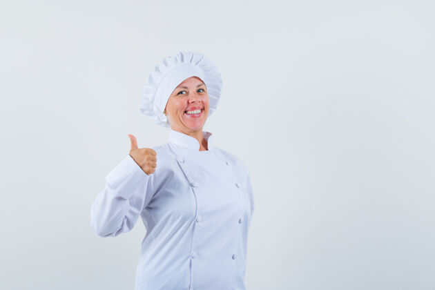 看穿着白色制服的女厨师竖起大拇指 看上去很高兴厨师人嘴唇