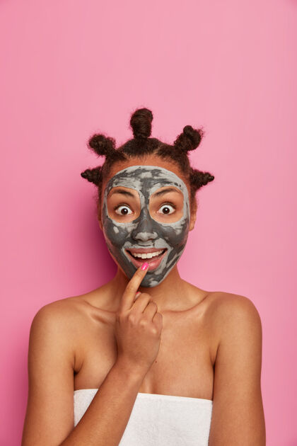 应用用面罩贴近年轻美女人人水疗