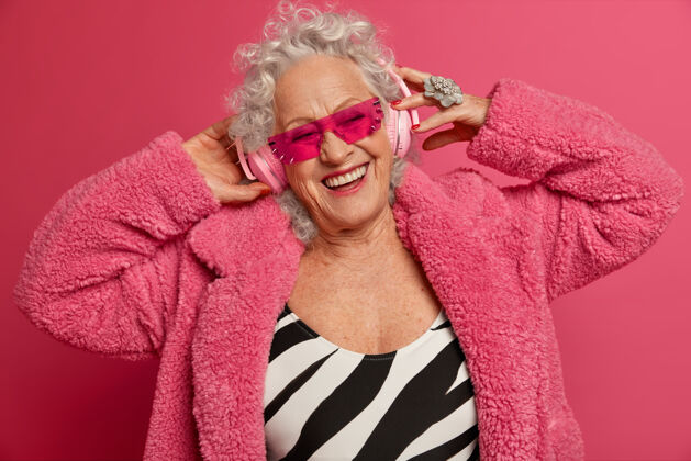成人穿着粉色紧身衣和外套 满脸皱纹的时尚老奶奶的特写照片无忧无虑旋律阴影
