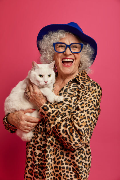 退休幸福的皱纹时尚奶奶与美丽的猫特写肖像女性服装年