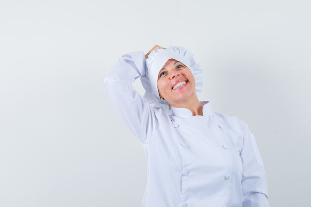 学生一位身穿白色制服的女厨师手挽着手 看上去很幸运头厨师表情