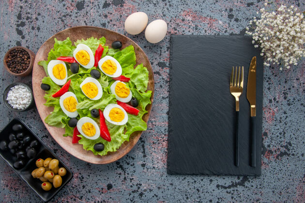 晚餐顶视图美味的鸡蛋沙拉与绿色沙拉和橄榄在轻背景背景饮食午餐
