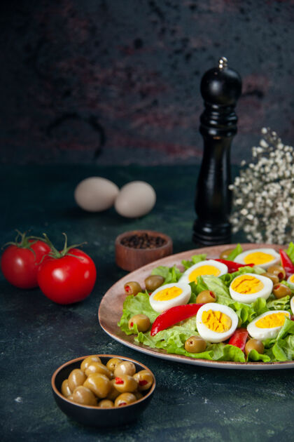 背景正面图美味的鸡蛋沙拉由绿色沙拉和橄榄色背景组成黑暗饮食午餐