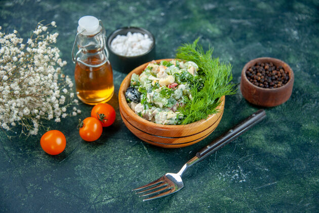 勺子前视图蔬菜沙拉与梅耶奈斯和绿色内小锅在黑暗的背景前面绿色锅