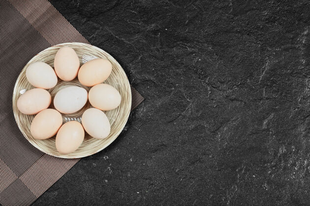 鸡蛋陶瓷盘子上的鸡蛋从上面看蛋壳白色厨房