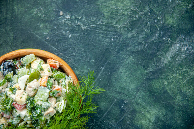 晚餐俯瞰美味的蔬菜沙拉 深蓝色的背景下 锅里放着梅耶奈斯和绿色蔬菜膳食顶部新鲜